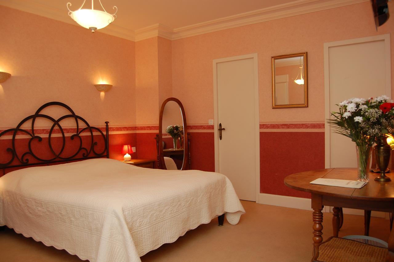 Logis Manoir De La Giraudiere Beaumont-en-Véron Buitenkant foto